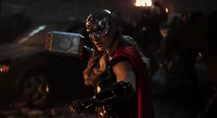 Natalie Portman úgy elkapja Thor kalapácsát, hogy a mennydörgés istene csak pislog