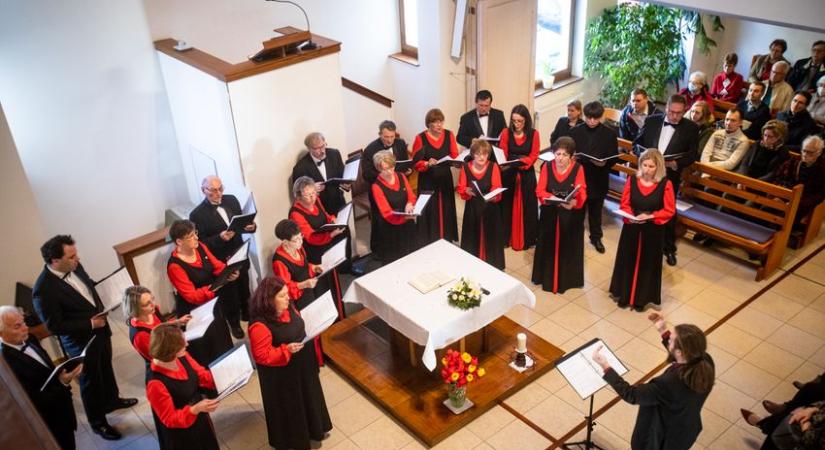 A Liszt kórus adott húsvéti hangversenyt a Kálvin parki református új templomban