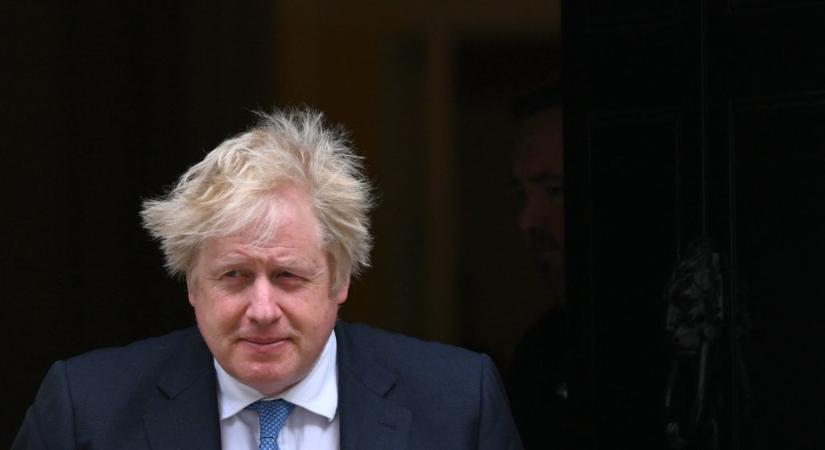 Bocsánatot kért Boris Johnson, de nem készül lemondani