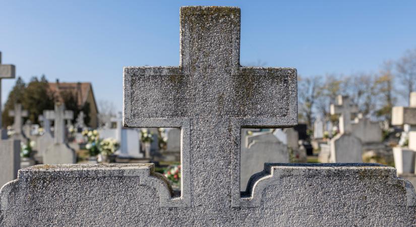 Lassan meghalni is luxus Magyarországon: 40 százalékkal drágult a koporsós temetés, hamvasztás
