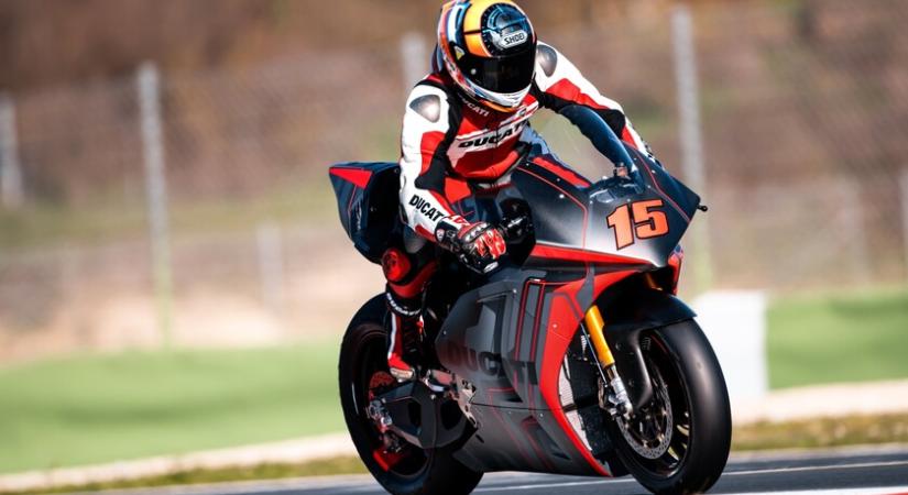 Pályán a Ducati új, elektromos superbike-ja - Mint a villám?