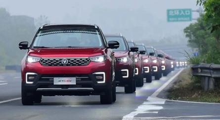 55 önvezető autó felvonulása: videó a rekordot jelentő kínai eseményről
