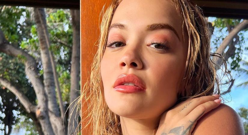 Forró: Rita Ora sárral kente be bikinis testét (fotók)