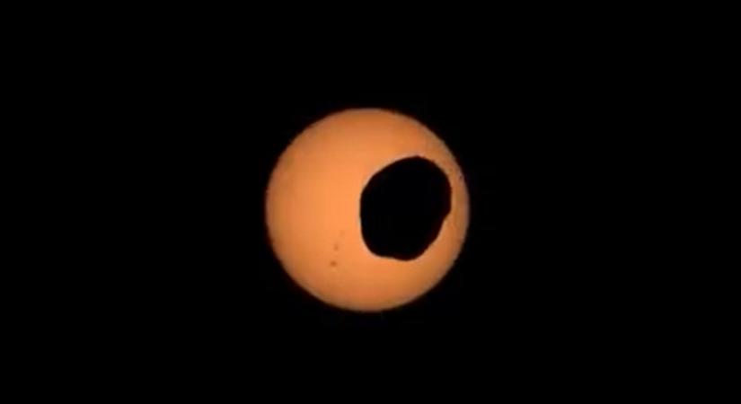 Így zajlik egy napfogyatkozás a Marson (videó)