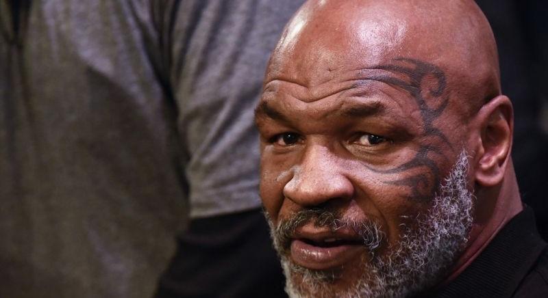Mike Tyson véresre verte egyik utastársát egy repülőn – Itt a videó