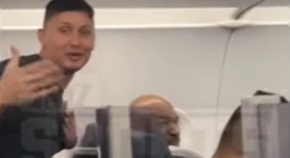Egy ittas utas túl sokáig cukkolta Mike Tysont a repülőn: nagy hiba volt – VIDEÓ