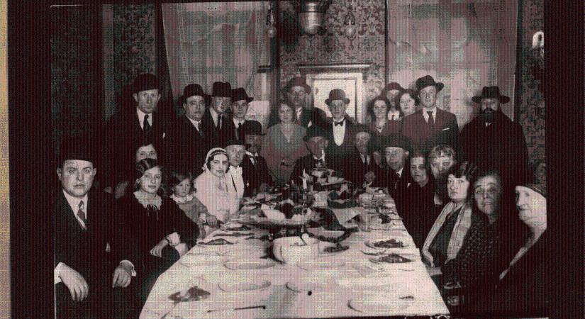 How did the Jews of Pest celebrate Passover before the war?