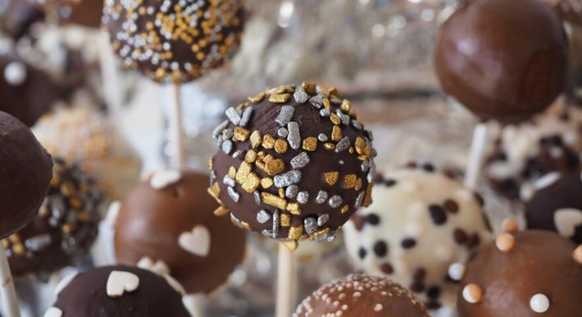 Egyszerű és mutatós édesség: popcake avagy sütinyalóka