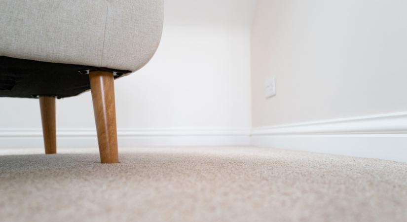 Így tüntesd el a szőnyegből a széklábnyomot: egykettőre kisimul a praktikával