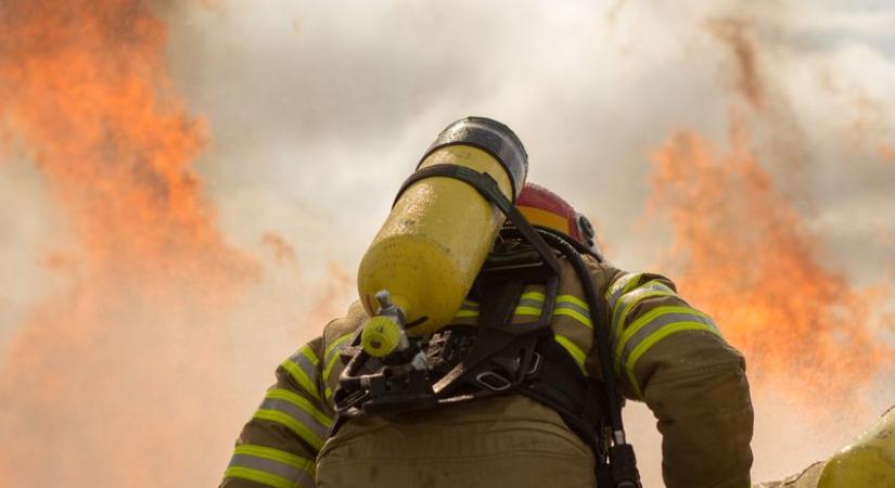 Kazánházban lobbantak fel a lángok Szűcsiben, gázpalack is veszélyeztette a mentést