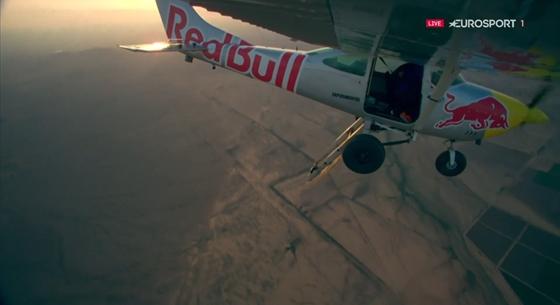 Videó: A levegőben, zuhanás közben próbált repülőgépet cserélni a Red Bull két pilótája