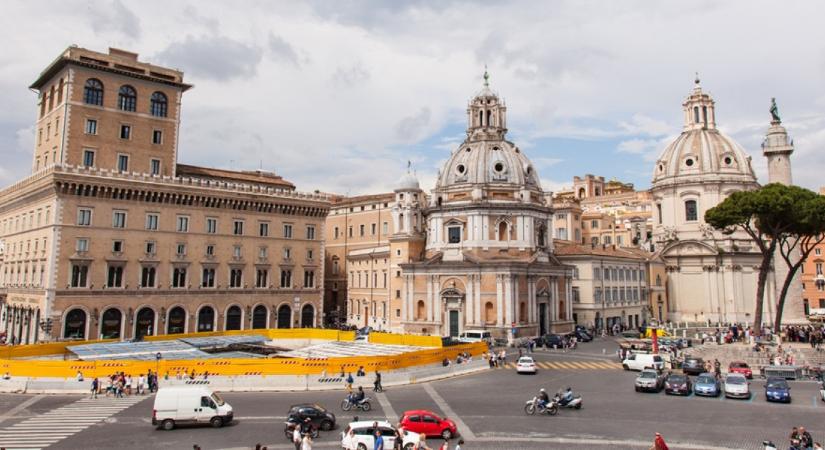 Egy turista drónja csapódott a patinás római épületbe, ahol több Mussolini-beszéd is elhangzott
