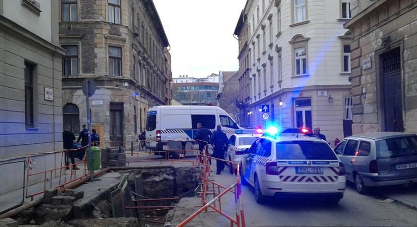 Balhé a Ferencvárosban, a rendőrök zártak le egy utcát