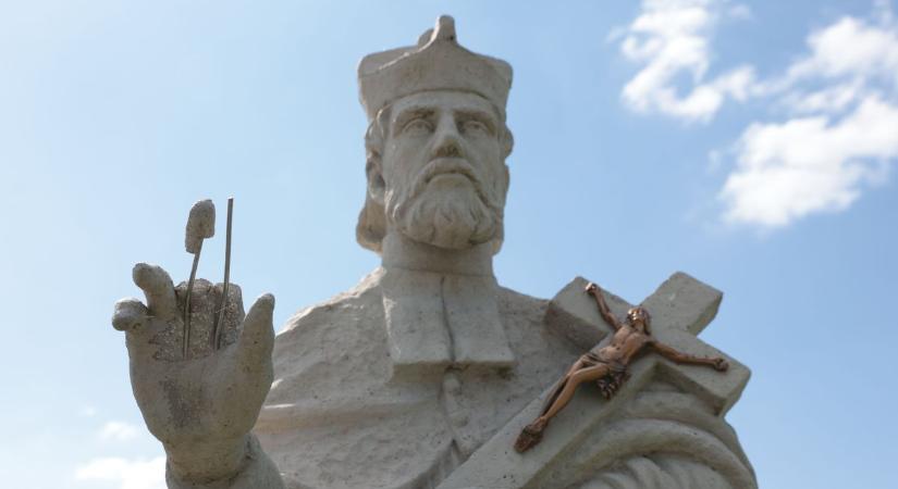 Megint megrongálták az algyői Nepomuki Szent János-szobrot