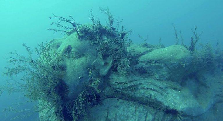 Túlvilági szoborpark a tenger mélyén