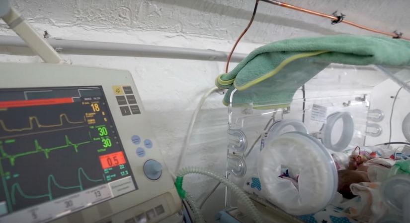 „Élnie kellett volna” – A kórházi eszközhiány miatt halt meg egy egyhetes ukrán kisbaba Lvivben