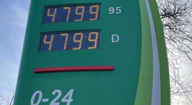 Nem lesz drágább a benzin, marad az árstop!