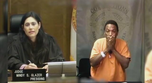 Elsírta magát a vádlott, amikor felismerte, hogy a bíró a gyerekkori játszótársa