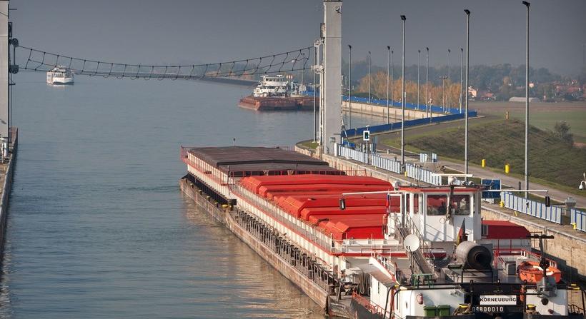 Olaj szivárgott egy utasszállító hajóból Bősnél, felfüggesztették a hajózást