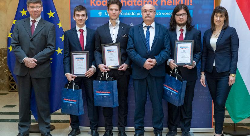 Átvették a díjakat a „Kódolj határok nélkül!” nyílt forráskódú programozó verseny középiskolai kategóriájának nyertesei