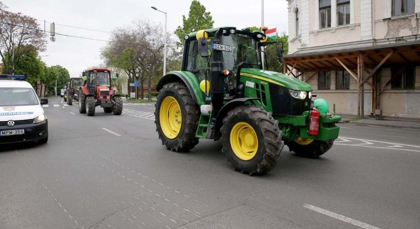 Traktoros felvonulást tartottak Szekszárdon