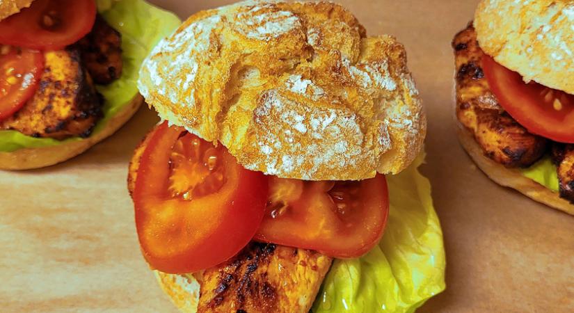 Házi, fűszeres csirkeburger: pácolt csirkemell kerül a zsemlébe