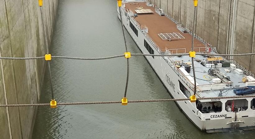 Egyelőre nem mozdulhat az olajszennyezést okozó utasszállító hajó Bősről