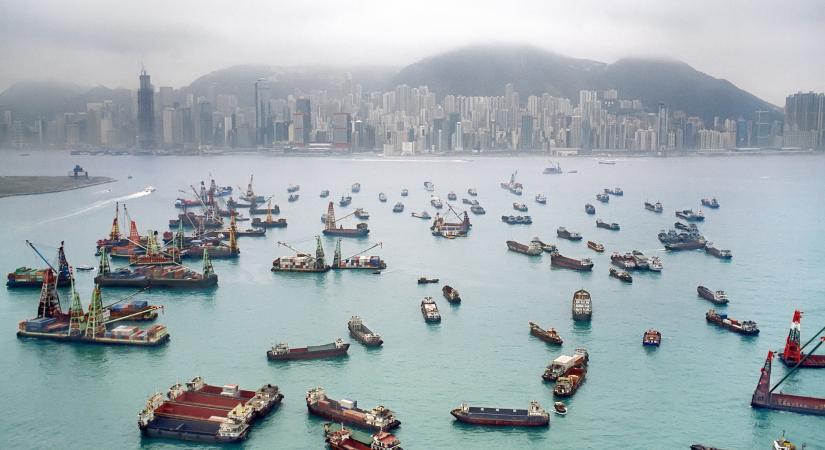 Enyhül a kínai Covid-vasszigor Hongkongban