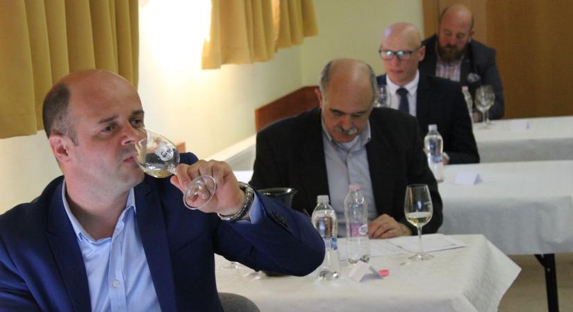 Cserszegi fűszeres és Irsai Olivér borokat bíráltak az országos versenyen Soltvadkerten