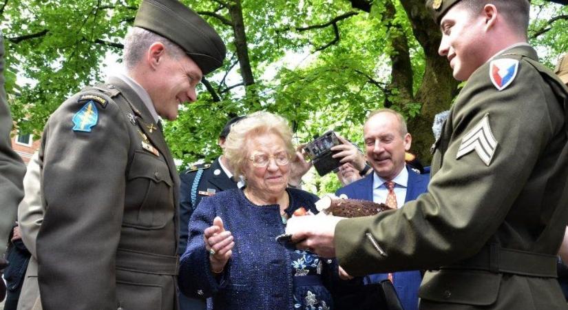 Bűnbánó amerikai katonák leptek meg ajándékokkal egy olasz nőt
