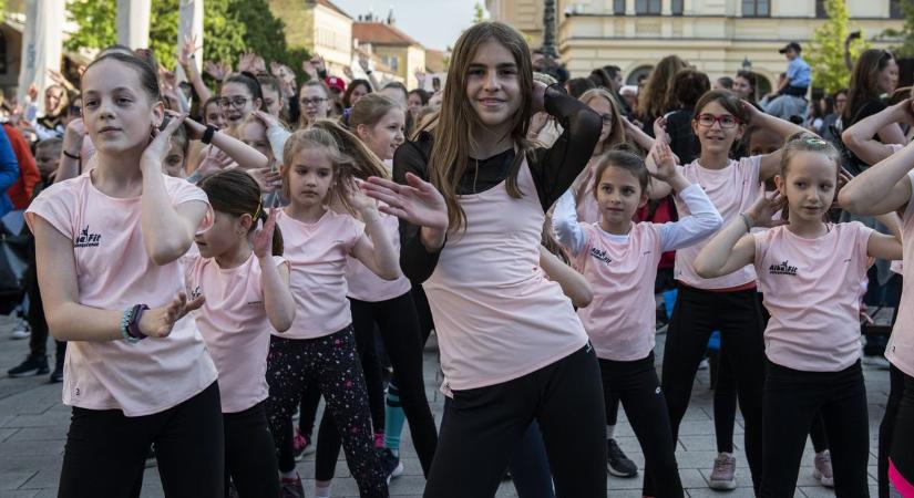 Közös táncos felvonulás a tánc világnapján