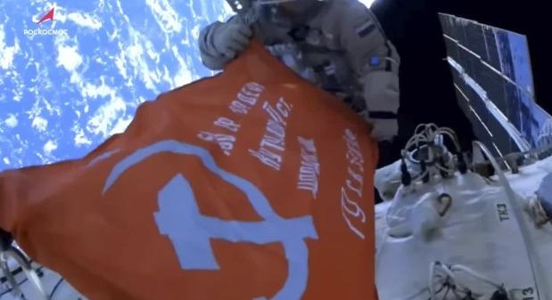 Kifeszítették a szovjet győzelmi zászlót a Nemzetközi Űrállomáson az orosz kozmanauták