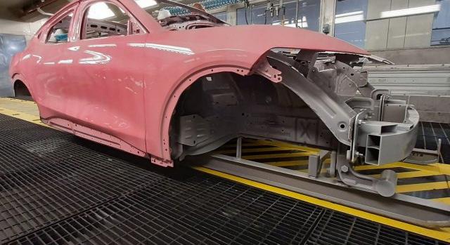 Véletlenül rágógumi-rózsaszín lett ez a Ford Mustang Mach-E