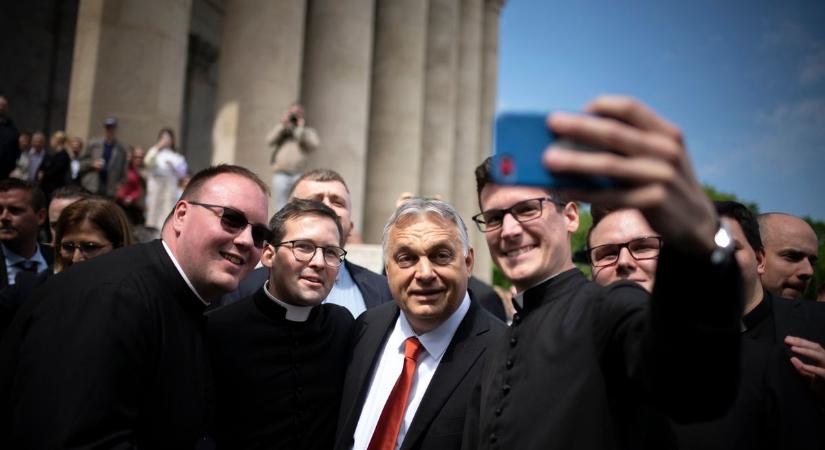 Videó, fotók: Esztergomban mindenki Orbán Viktorral akart közös szelfit