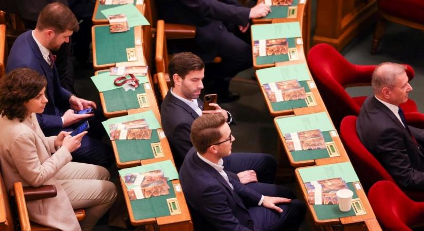 Bejutott a Momentum: megnyitott a szelfigyár a parlamentben