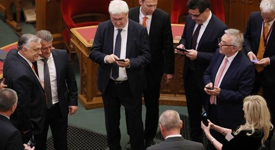 Szelfidömping várta Orbán Viktort a Parlament alakuló ülésén