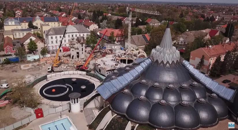 Hagymatikum: már 2 kupola is a helyére került, alakul a bővítés – videó