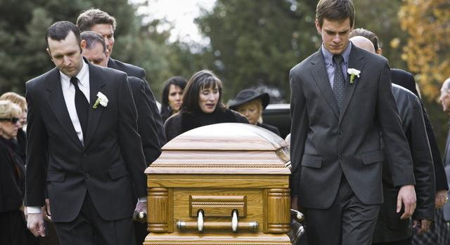 Felébredt a saját temetésén és dörömbölni kezdett a koporsóban egy tévesen halottnak hitt nő