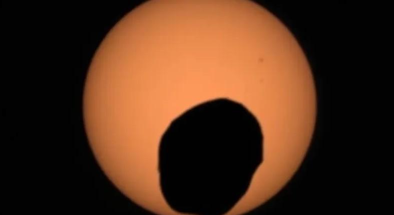 Látványos felvételen a marsi napfogyatkozás