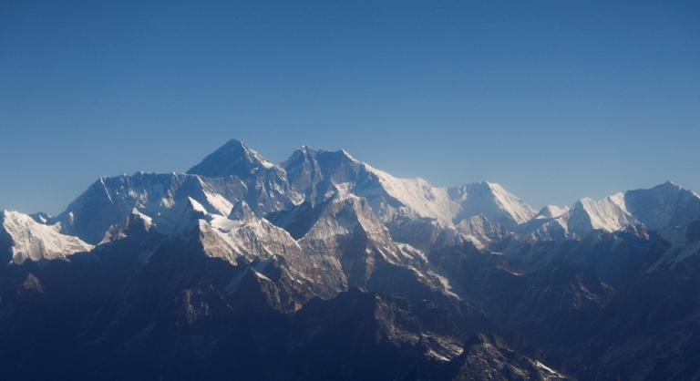 8800 méteres magasságban állítottak fel egy meteorológiai állomást a Mount Everesten
