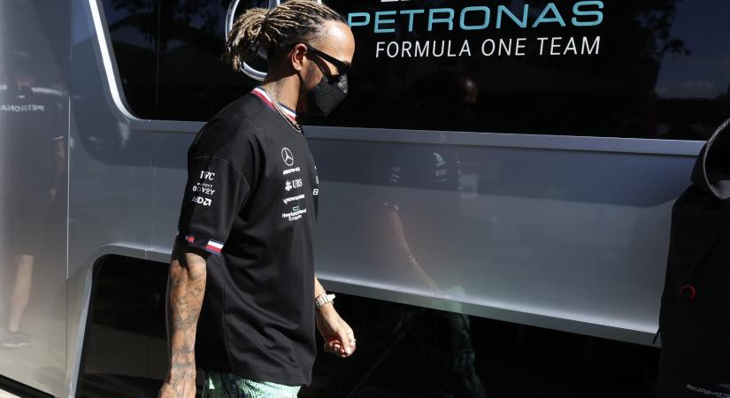Lewis Hamilton már Amerikában pózol a menő szettjében