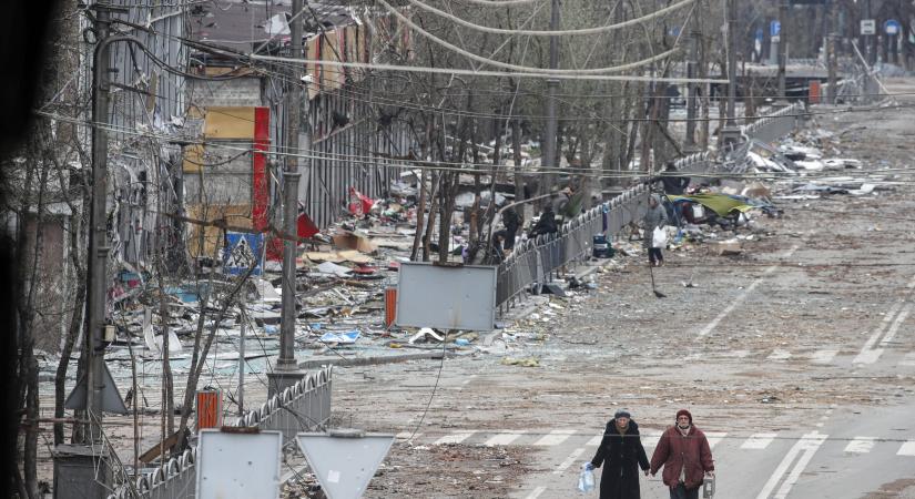 Katonai parádét rendezhet Oroszország a rommá lőtt Mariupolban, a holttesteket is elvihetik