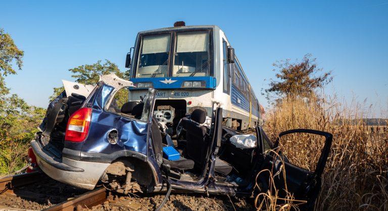 „Az ütközés borzalmas, amelybe a mozdony is beleremeg” – Nyílt levelet írtak a mozdonyvezetők az autósokhoz