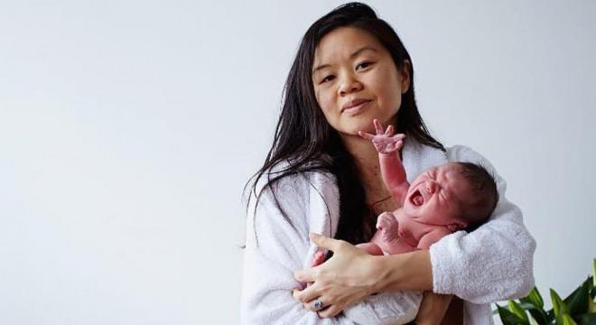 Különleges fotósorozat anyákról és 24 órás babájukról