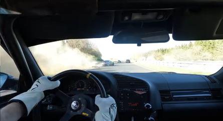 Videó: Élete mentését mutatta be a Nürburgringen 150 km/h felett megcsúszó BMW-s