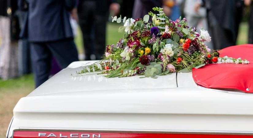 Hátborzongató dolog történt a temetésen, amikor a vállukra vették a koporsót