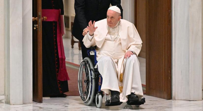 Kerekesszékben jelent meg egy találkozón Ferenc pápa