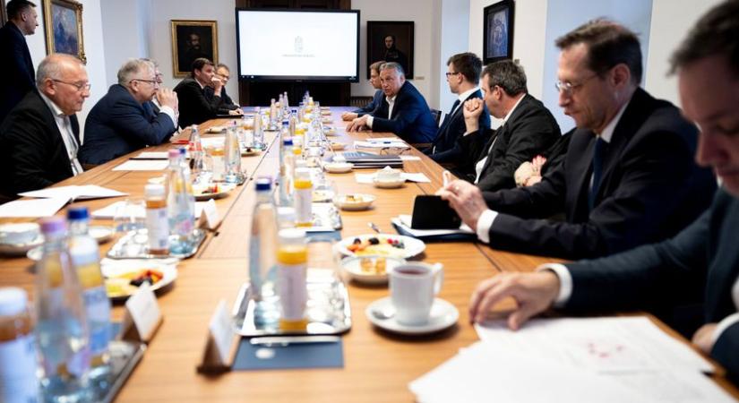 Hazánk energiabiztonságáról hívott össze egyeztetést Orbán Viktor a Karmelita kolostorba