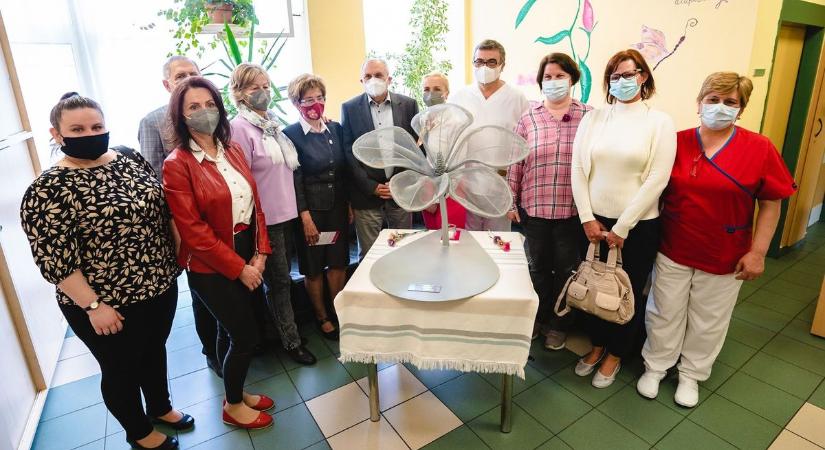 A méhnyakrák elleni küzdelem jelképe díszíti a salgótarjáni kórházat