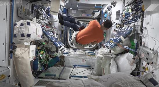 Ez történik az űrhajósokkal, ha gyorsít a Nemzetközi Űrállomás – videó
